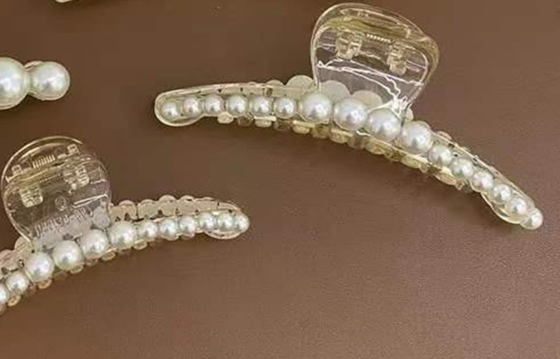 Melanie Pearl Claw Clip